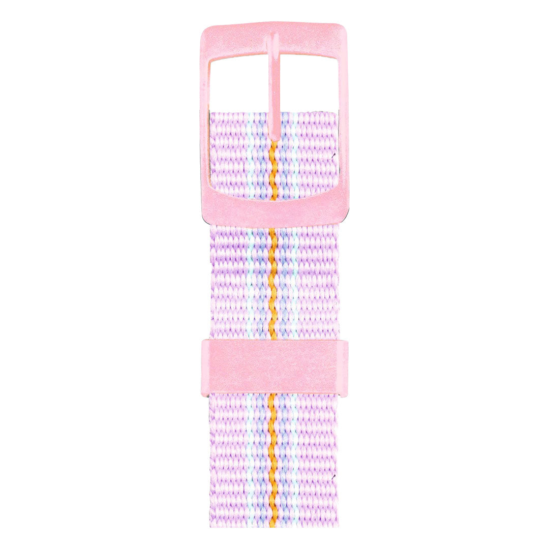 Detail van de roze gesp en de gestreepte paars-witte band van het kinderhorloge.