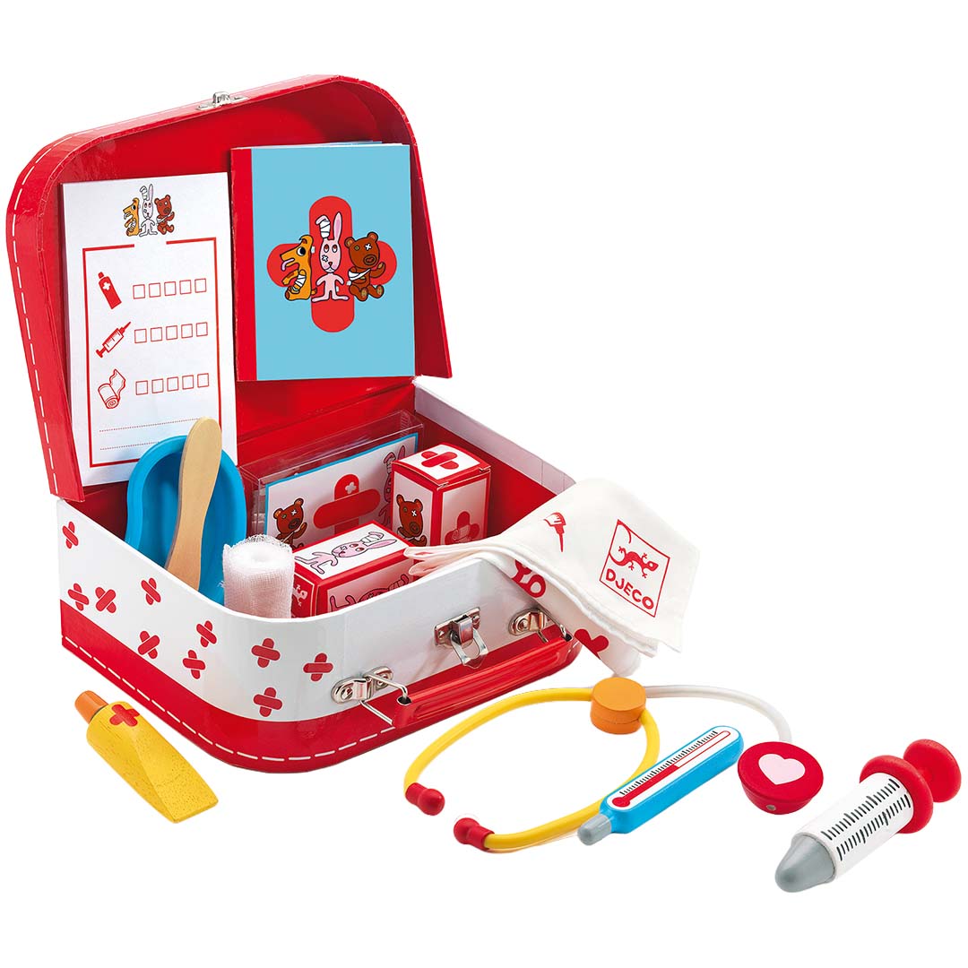 Djeco dokterspeelset met een open rode koffer en diverse houten en plastic medische instrumenten, waaronder een stethoscoop en spuit.
