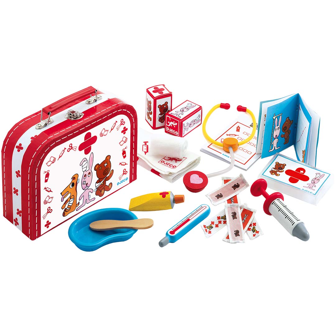 Djeco dokterspeelset met een rode koffer en diverse houten en plastic medische instrumenten, zoals een spuit en stethoscoop.