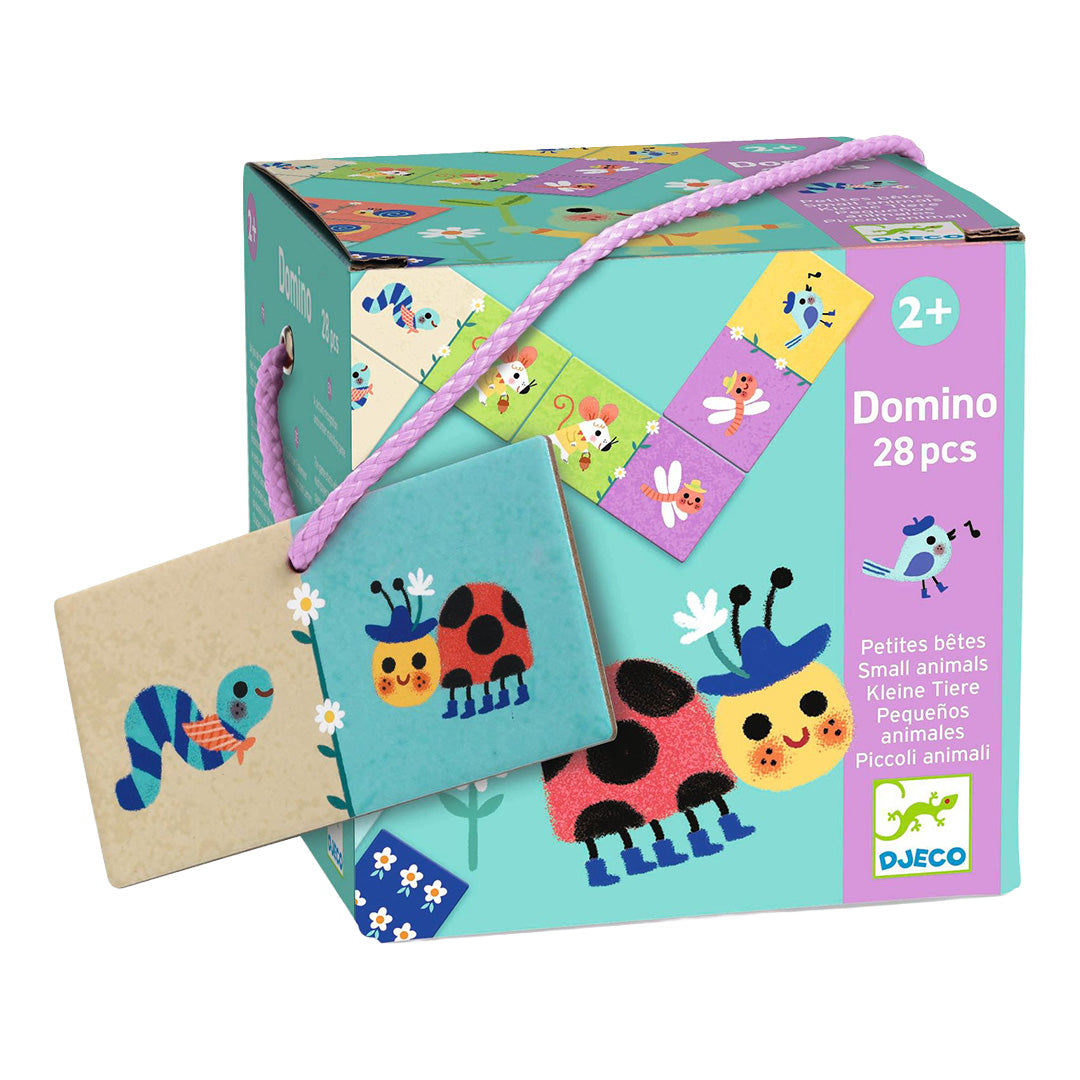 Djeco dominospel kleine dieren verpakking met twee losse dominostenen met illustraties van een lieveheersbeestje en een rups.