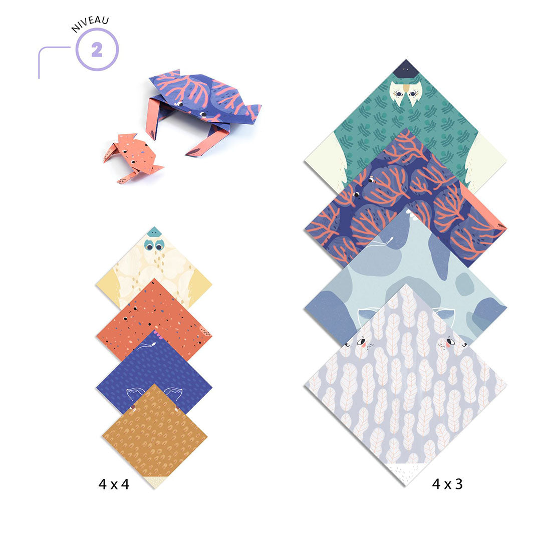 Infographic van de Djeco origami set met verschillende formaten patroonpapier en twee gevouwen krabben.