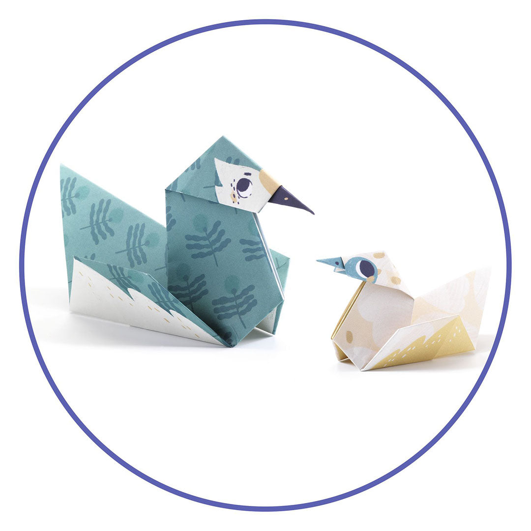 Twee gevouwen Djeco origami vogels, een grote en een kleine, met patronen.