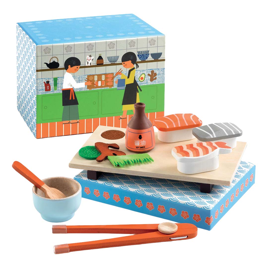 Djeco houten speelset met Japanse sushi, een serveerplank, eetstokjes en een speelgoedkeuken als achtergrond.