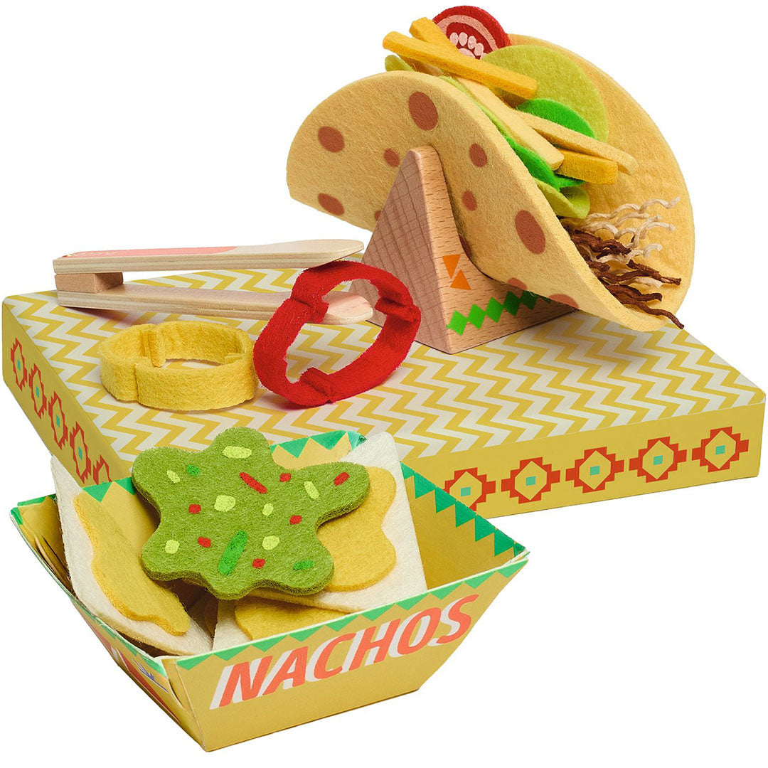 Djeco speelset met een vilten taco in een houten houder en vilten nachos in een kartonnen bakje.