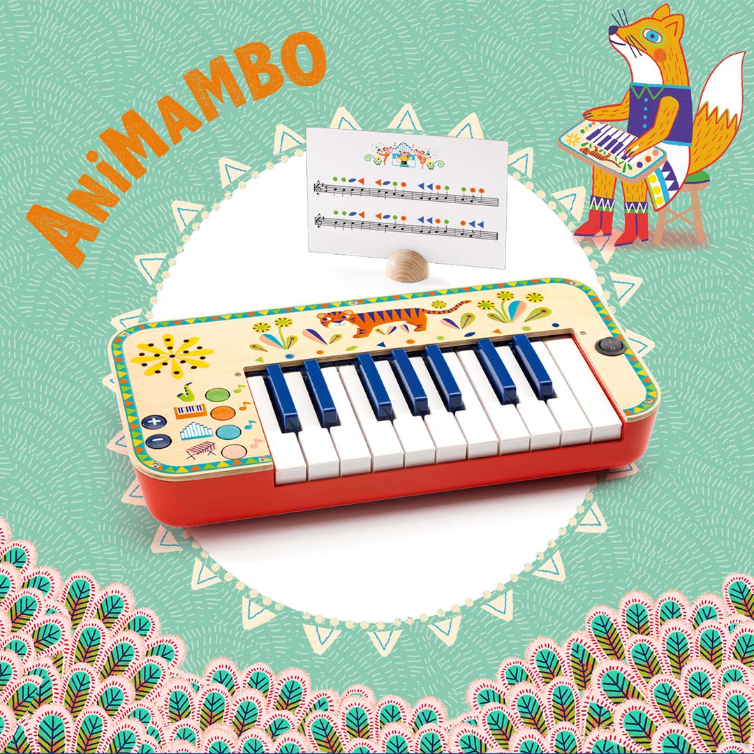 Djeco elektrisch keyboard Animambo op een groene achtergrond met een vos die ook keyboard speelt.