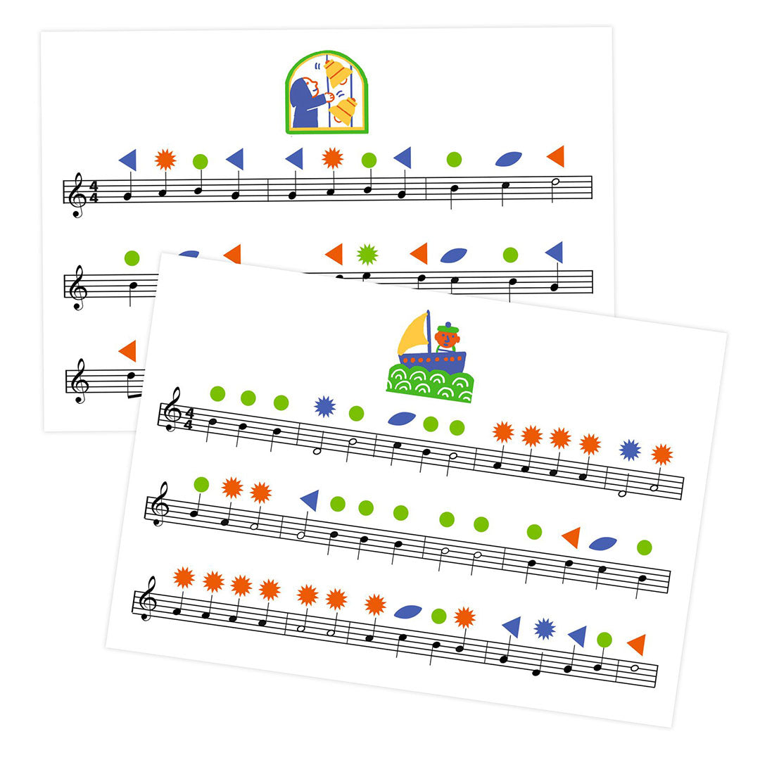 Twee vellen muzieknoten met gekleurde vormen en stippen voor de elektronische piano.