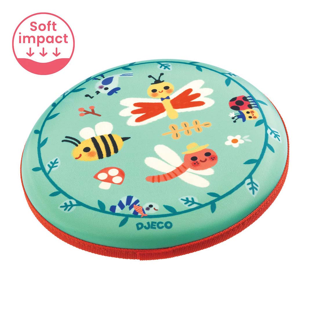 Djeco schuim frisbee met groene bovenkant en een patroon van vrolijke insecten en bladeren.