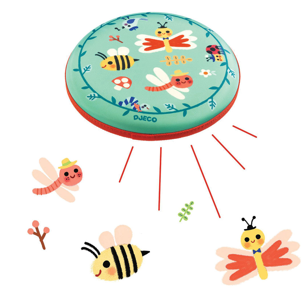 Djeco schuim frisbee met insectenpatroon, omringd door vliegende insecten en rode lijnen die beweging suggereren.