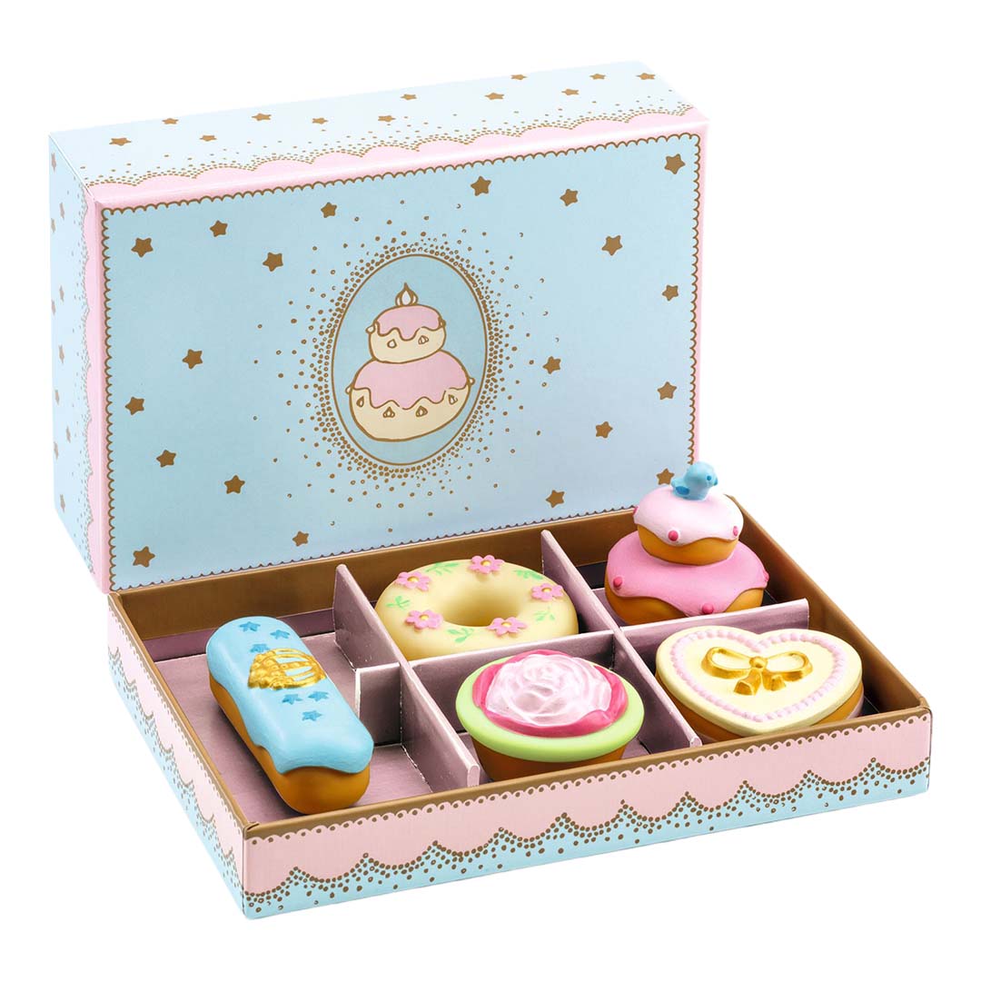 Djeco speelgoedgebakjes in een open doos met zes verschillende prinsessengebakjes.