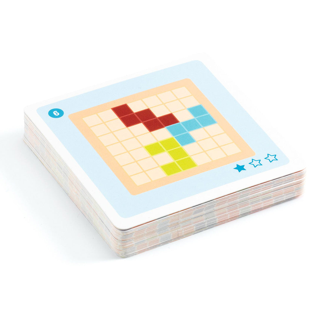 Een stapel uitdagingskaarten voor het geduldspel, met een geometrisch patroon op de bovenste kaart.