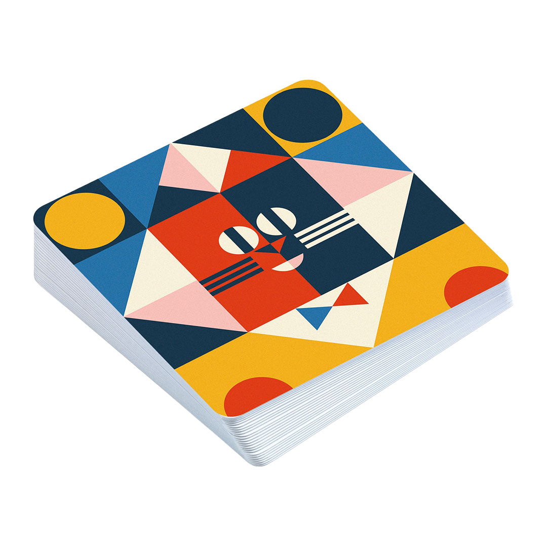 Stapel Djeco Sologic Cubologic 16 uitdagingskaarten met een geometrisch patroon.