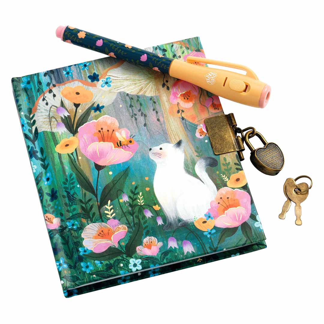 Djeco geheim dagboek met kat en bloemenpatroon, de magische pen ligt erop, met het slot en de sleutels ernaast.