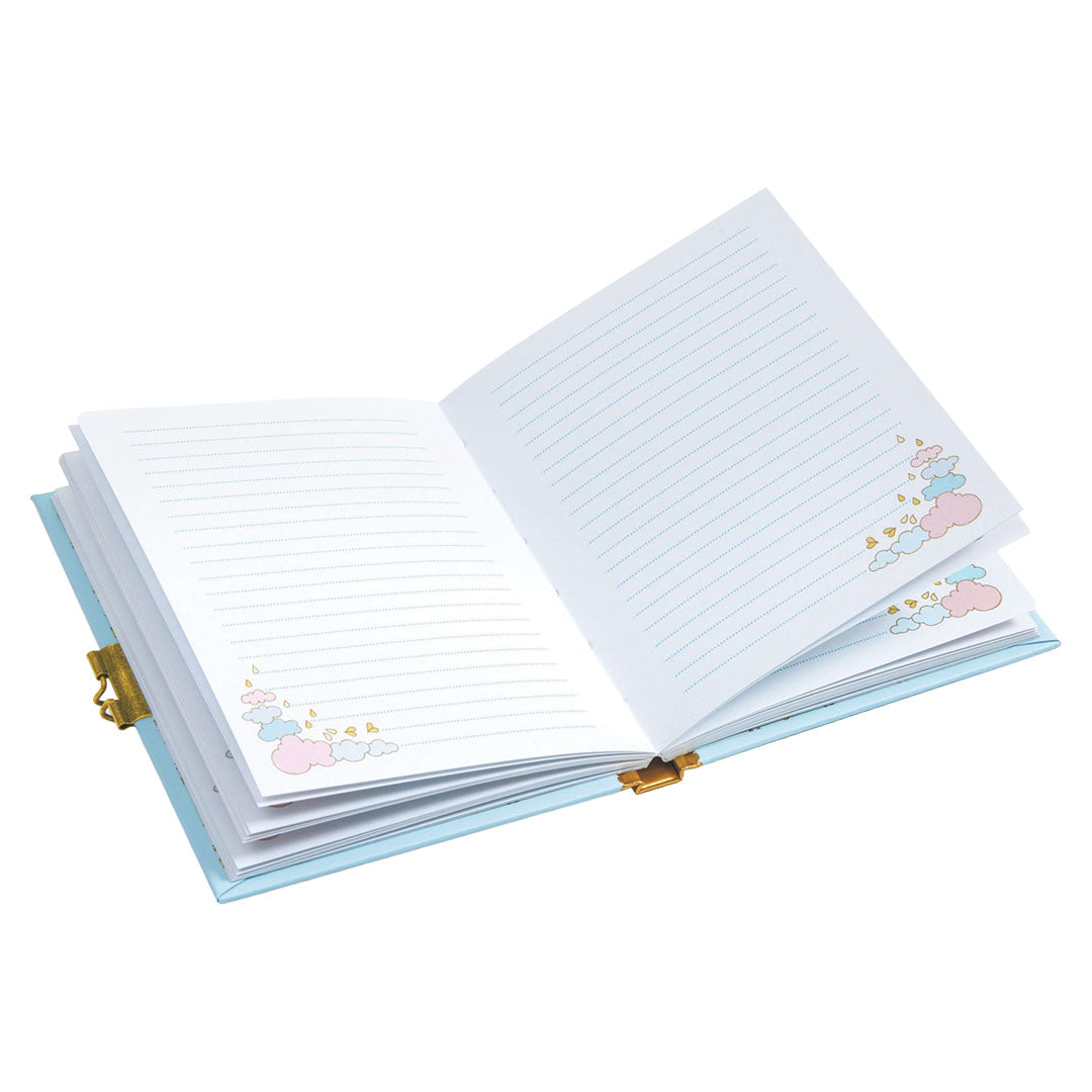 Open geheim dagboek met gevoerde pagina's versierd met wolkjes en hartjes.