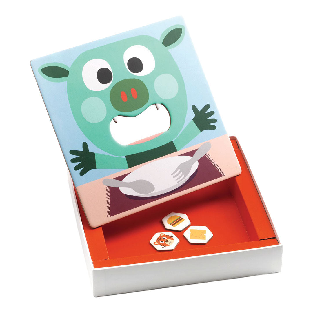 Detail van het open Djeco Memo Lunch geheugenspel met drie speeltegels in de mond van het monster.