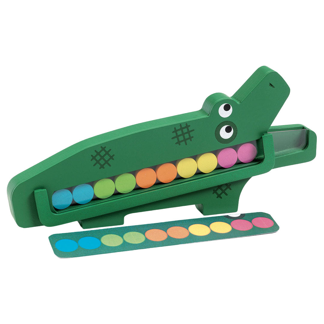 Het groene Djeco Crococroc geheugenspel met een complete rij gekleurde stippen en een patroonkaart eronder.