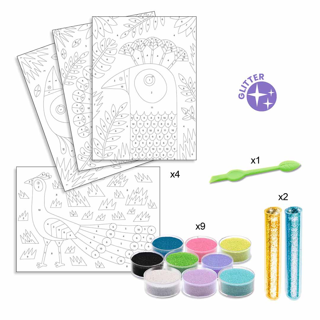 Overzicht van de Djeco hobbyset inhoud met vier vogelkaarten, negen potjes gekleurd zand, twee glittertubes en een groen gereedschap.