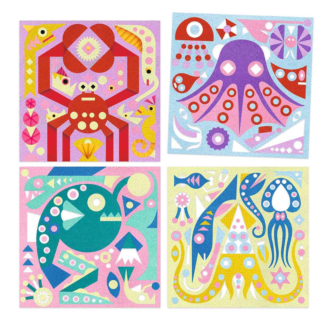 Vier voltooide zandkunstwerken met kleurrijke, geometrische zeedieren zoals een krab, octopus en vissen.