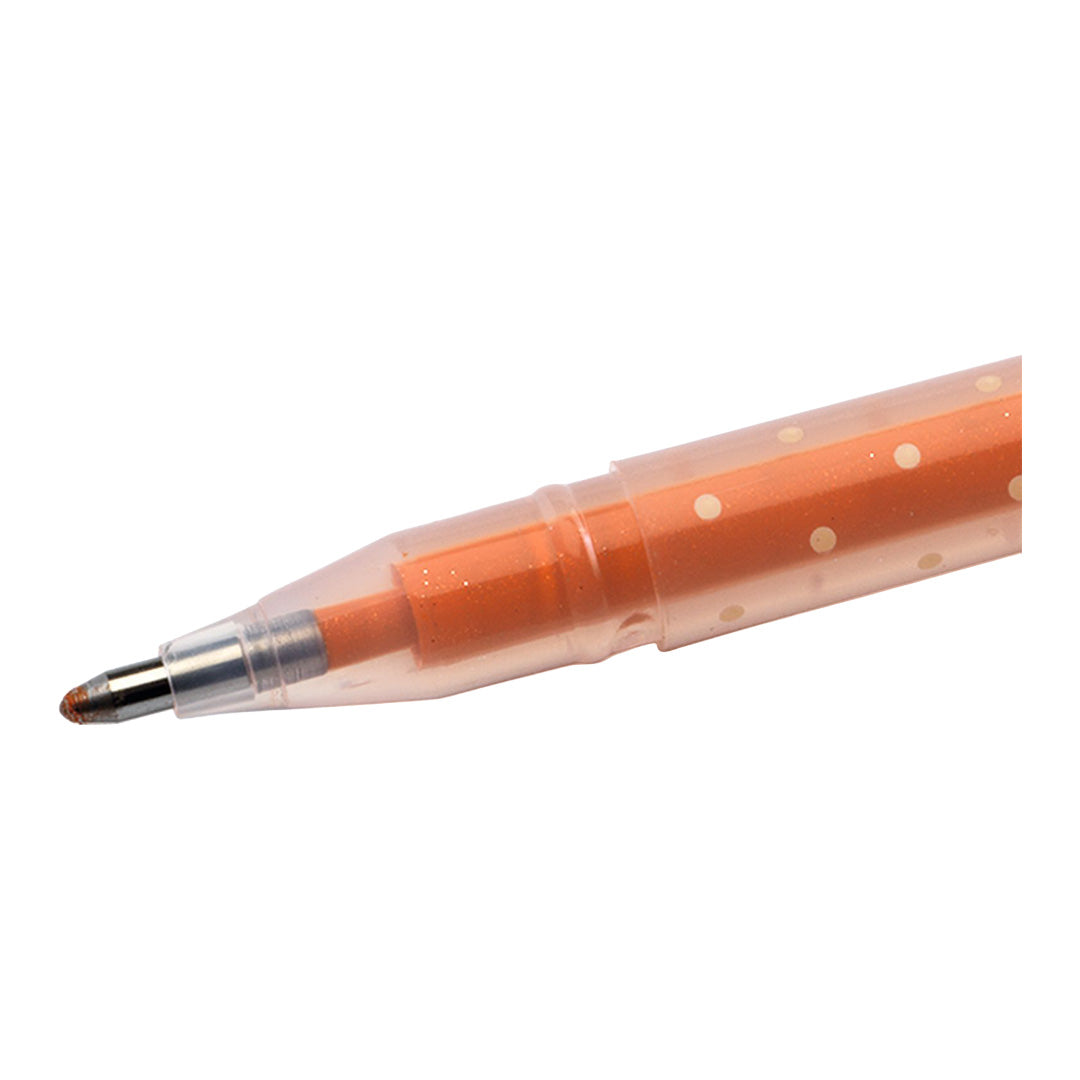 Detail van de punt van een oranje Djeco glitter gelpen.