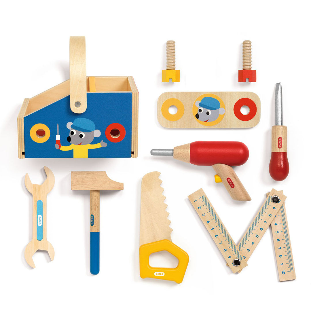 Djeco houten speelgoedgereedschapset voor peuters, met alle onderdelen zoals een kist, hamer, zaag en schroevendraaier, van bovenaf gezien.