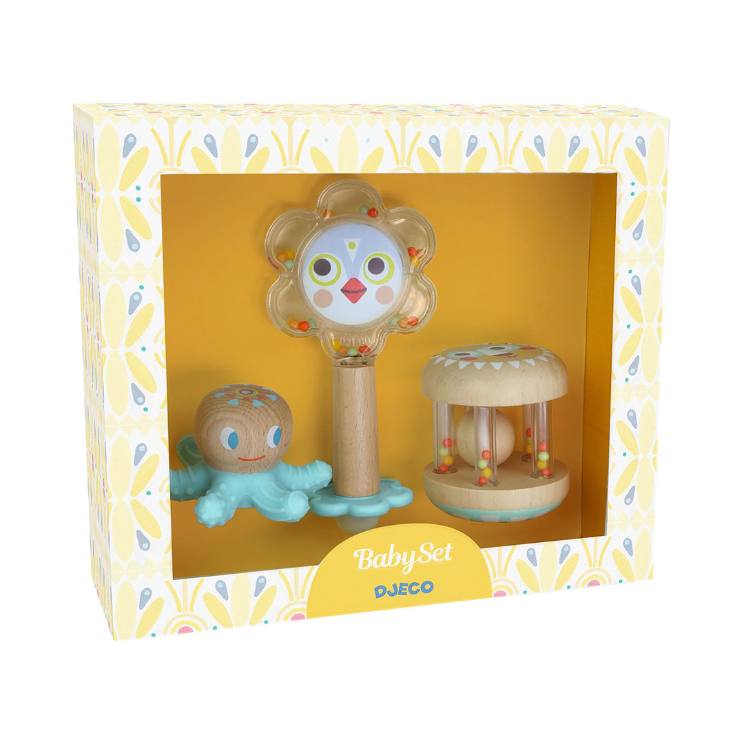 Djeco Baby Set geschenkdoos met drie babyspeeltjes, zichtbaar door een venster in de gele verpakking.