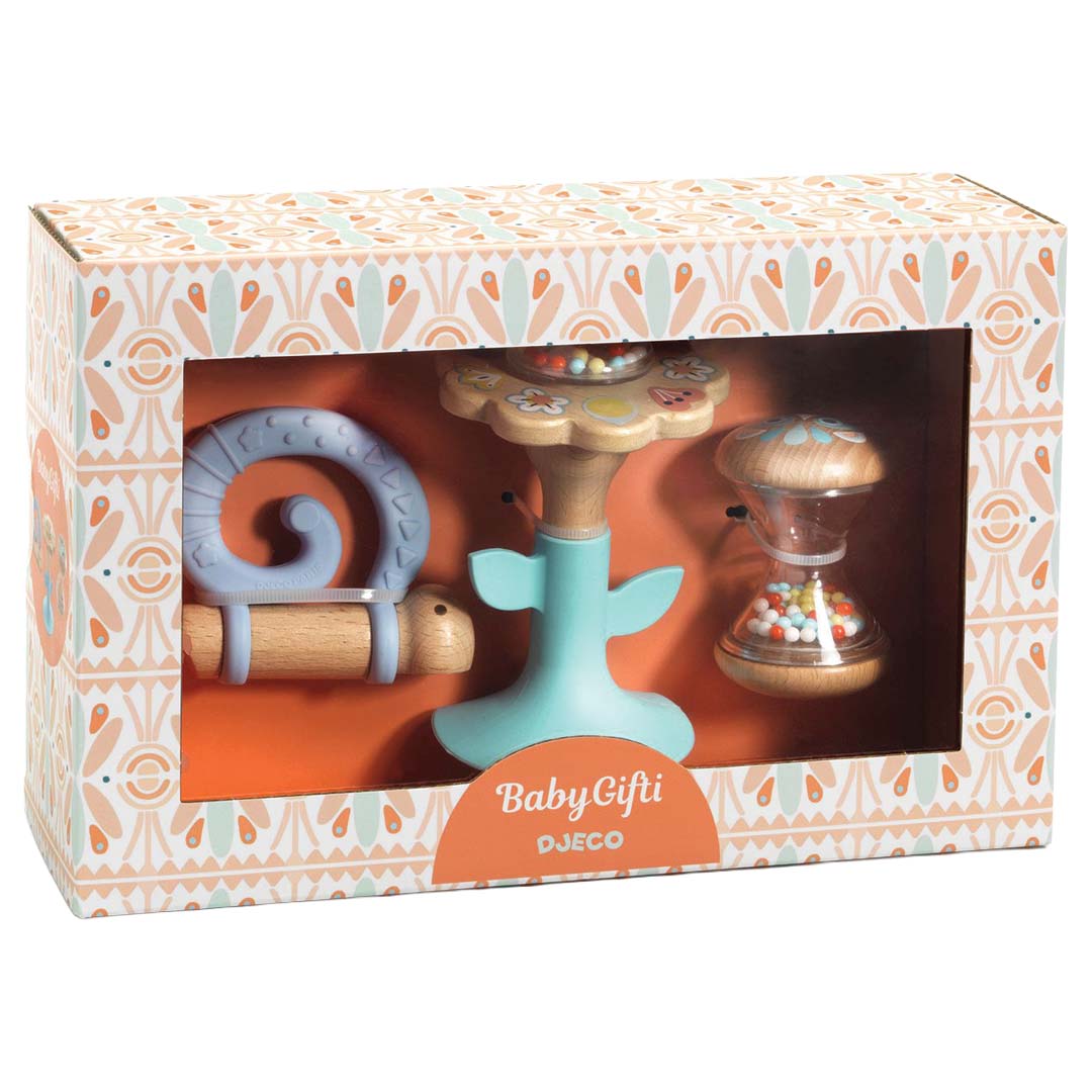 Djeco Baby Gifti geschenkdoos met drie babyspeelgoedartikelen.