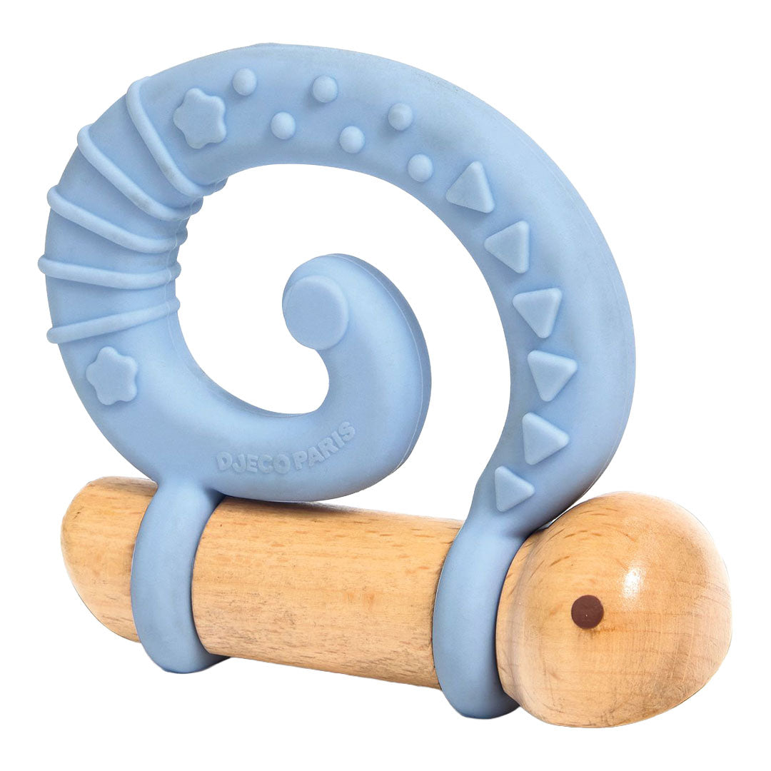 Djeco babyspeelgoed slak bijtring van hout en blauw siliconen.