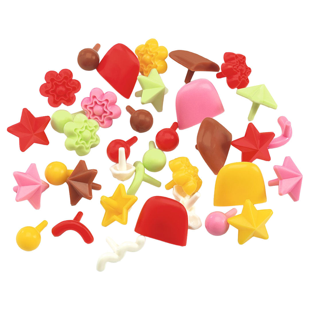 Een close-up van een verzameling kleine, kleurrijke plastic decoratiestukjes voor speelgoedkoekjes.