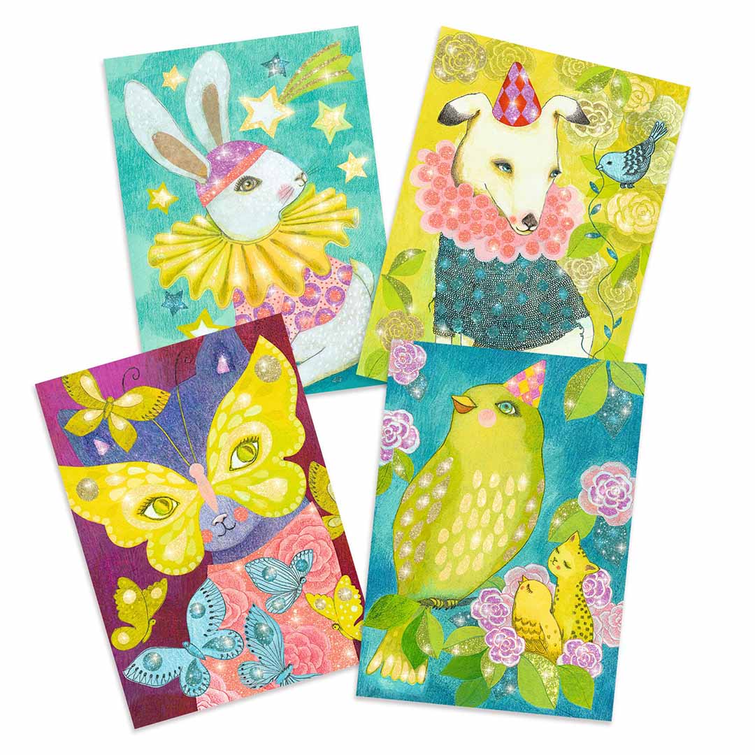 Vier voltooide glittertekeningen van de Djeco hobbyset met dieren in carnavalsstijl: een konijn, hond, vlinder en vogel.