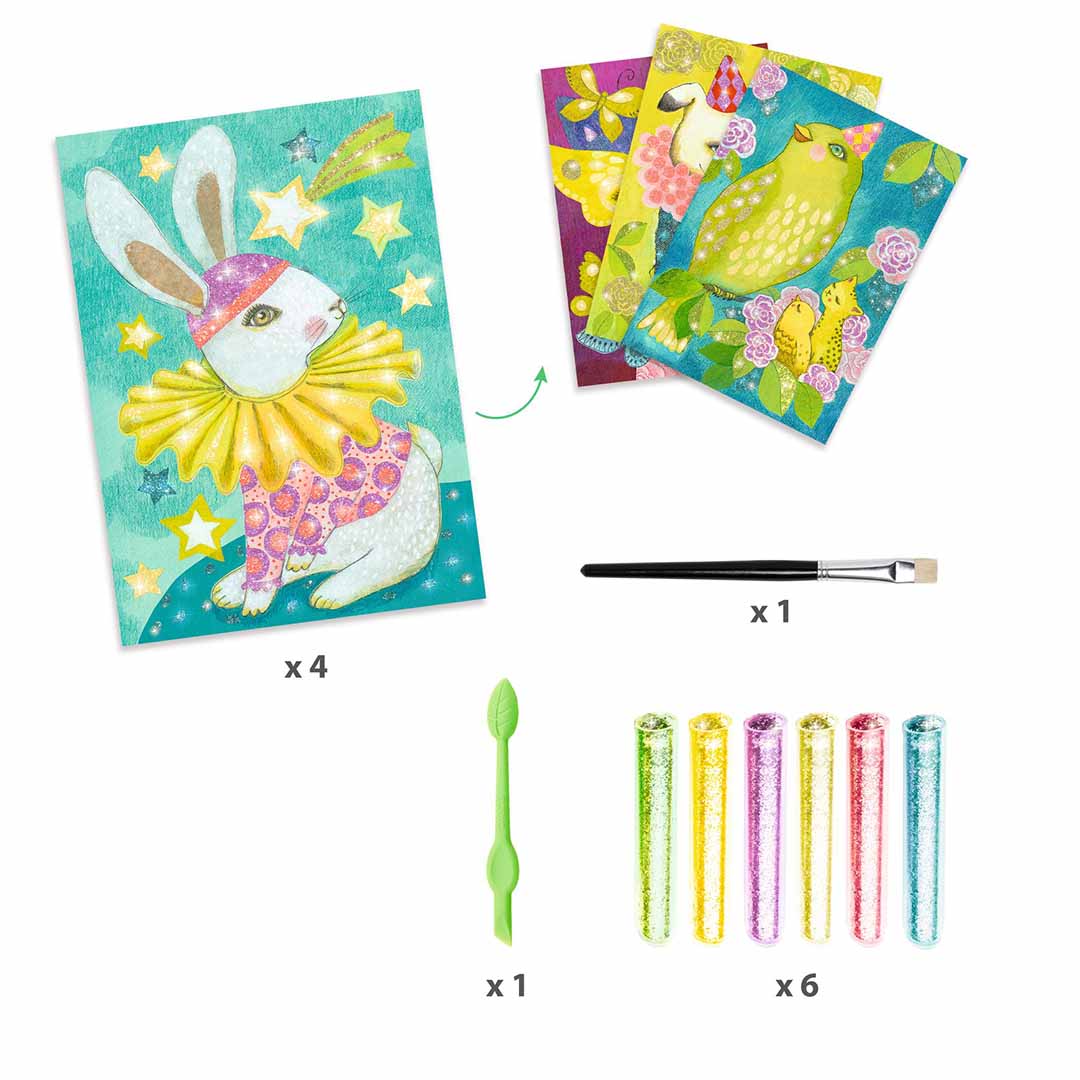 Overzicht van de inhoud van de Djeco glitter hobbyset met vier konijnentekeningen, een kwast, een spatel en zes glittertubes.