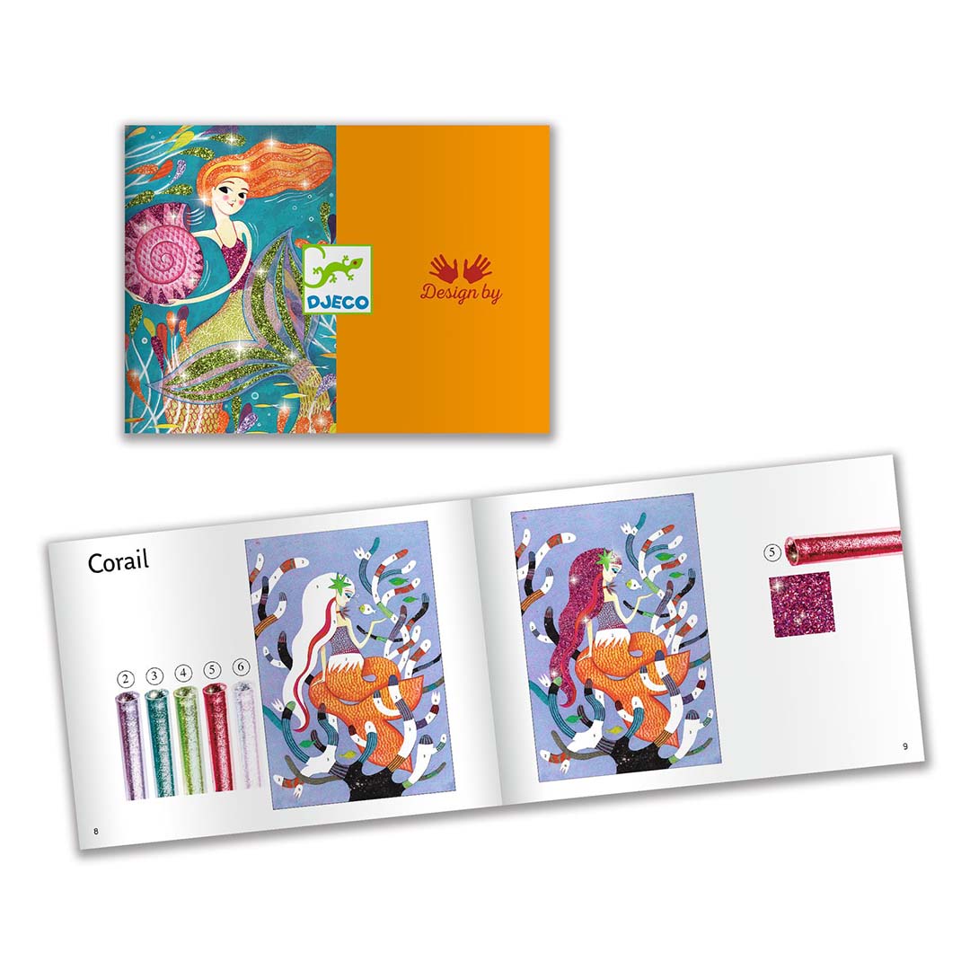 Een open instructieboekje van de Djeco glitterschilderijen hobbyset met stappen voor het maken van een zeemeermin.