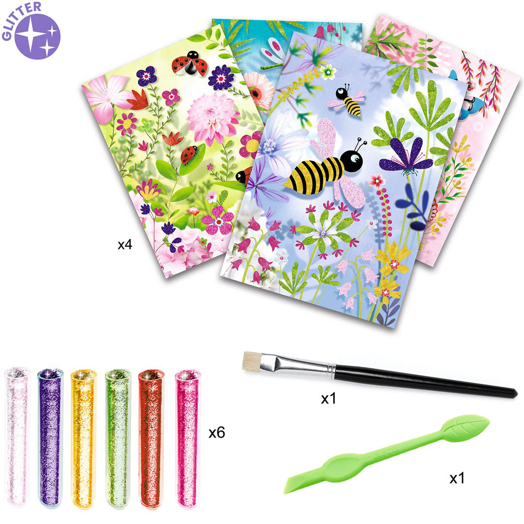 Overzicht van de inhoud van de Djeco glitterschilderijen hobbyset met vier kaarten, zes glittertubes, een kwast en een spatel.