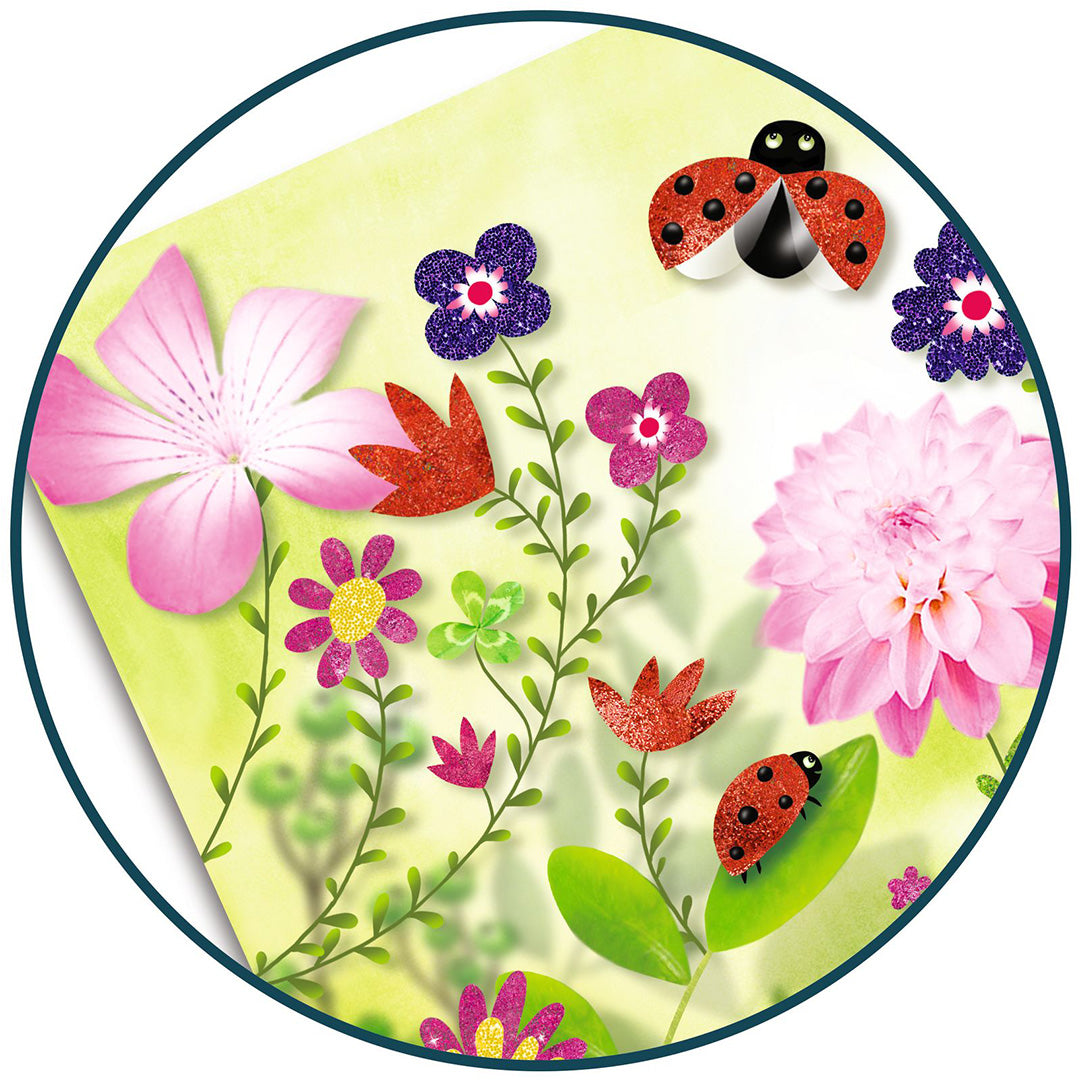 Detail van een Djeco glitterschilderij met een lieveheersbeestje, roze en paarse bloemen.