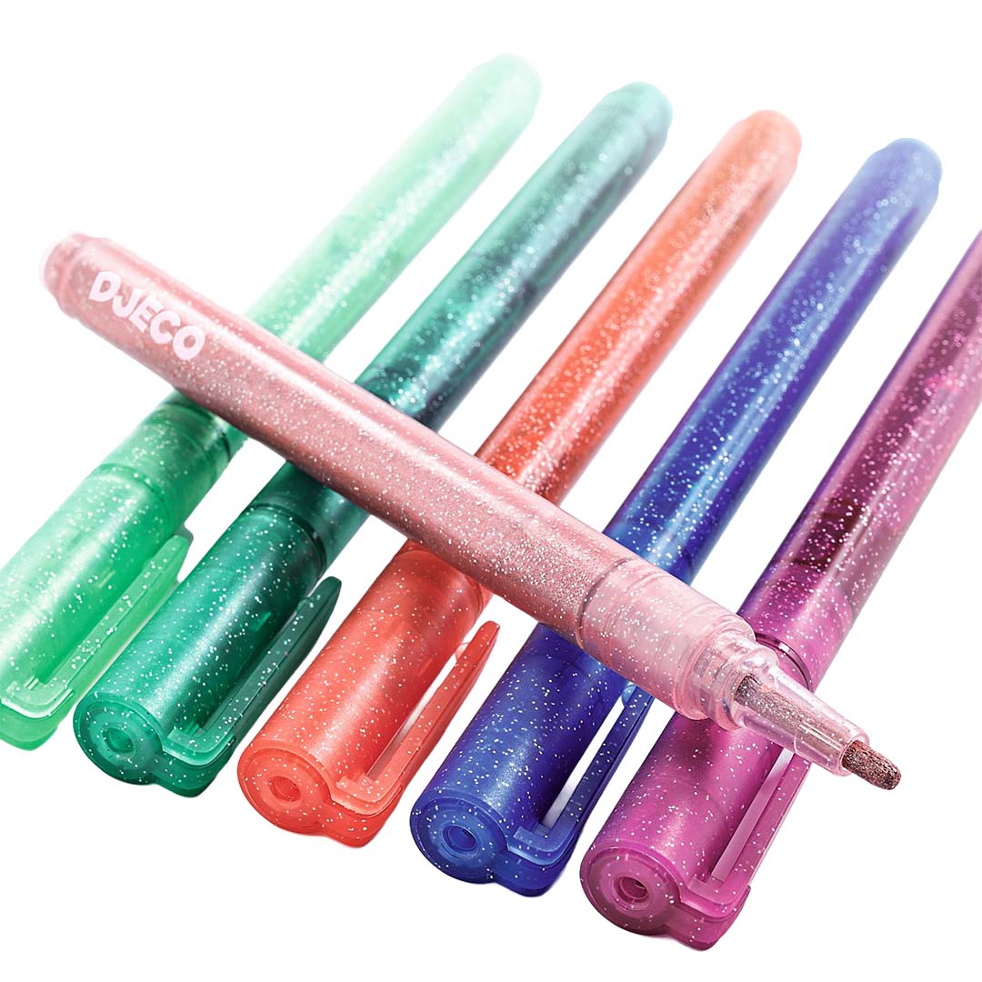 Zes Djeco glittermarkers in verschillende kleuren, met een roze marker bovenaan.
