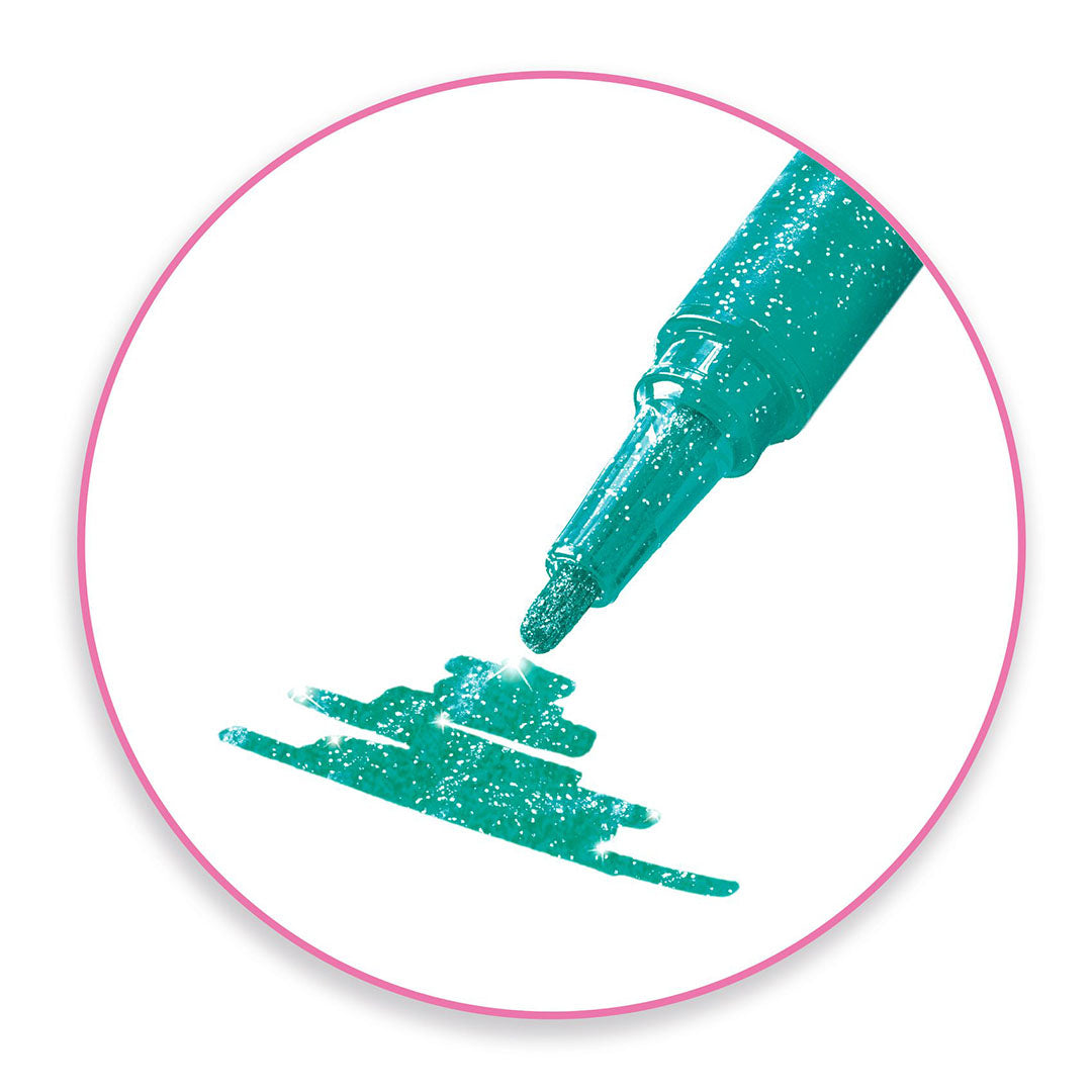 Detail van een groene glittermarker die een glimmende streep trekt.