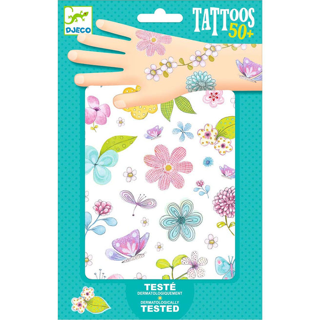 Djeco verpakking van glittertattoos voor kinderen met bloemen en vlinders, deels aangebracht op een hand.