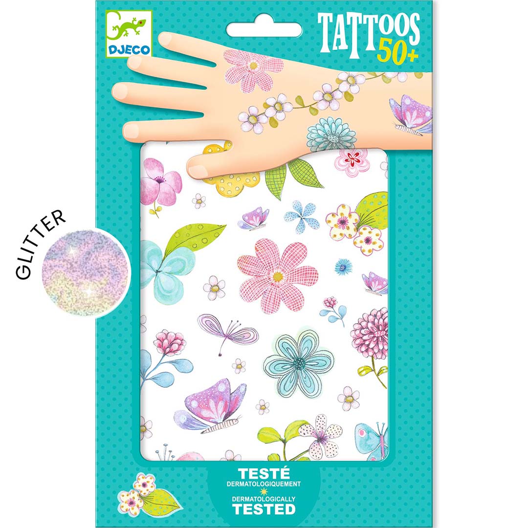 Djeco verpakking van glittertattoos voor kinderen met bloemen en vlinders, deels aangebracht op een hand, met glittereffect.
