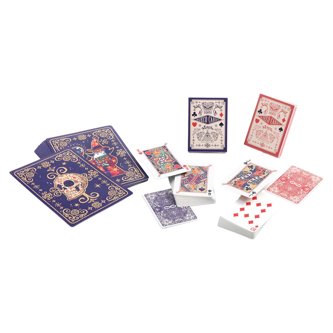 Djeco goochelkaarten Cartum Magus met verschillende decks en losse kaarten met magische figuren.