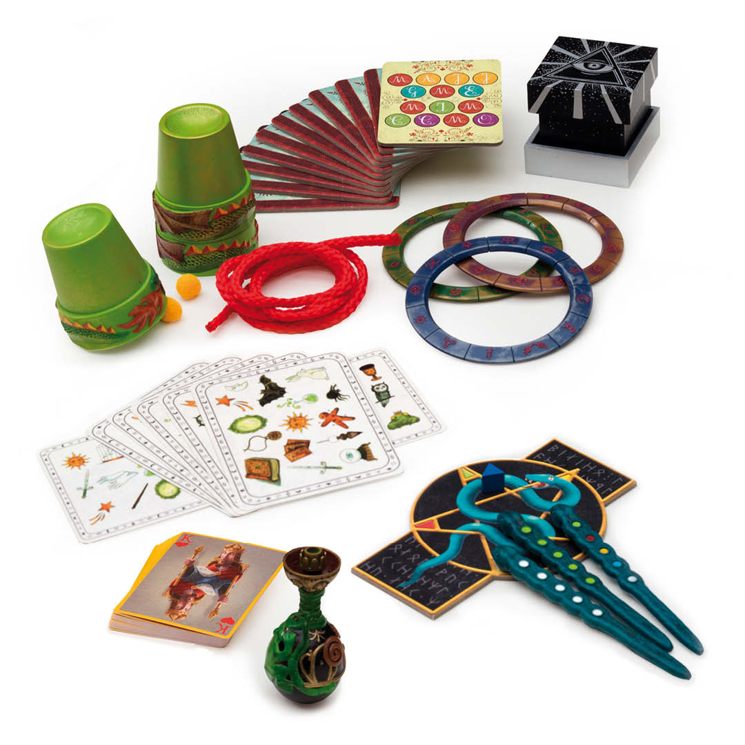 Een collectie van goochelaccessoires uit de Djeco goochelset Magicam, waaronder kaarten, bekers, ringen en toverstokjes.