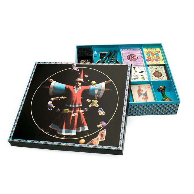 De geopende verpakking van de Djeco goochelset Magicam met een tovenaar op de deksel en de goochelaccessoires in de doos.