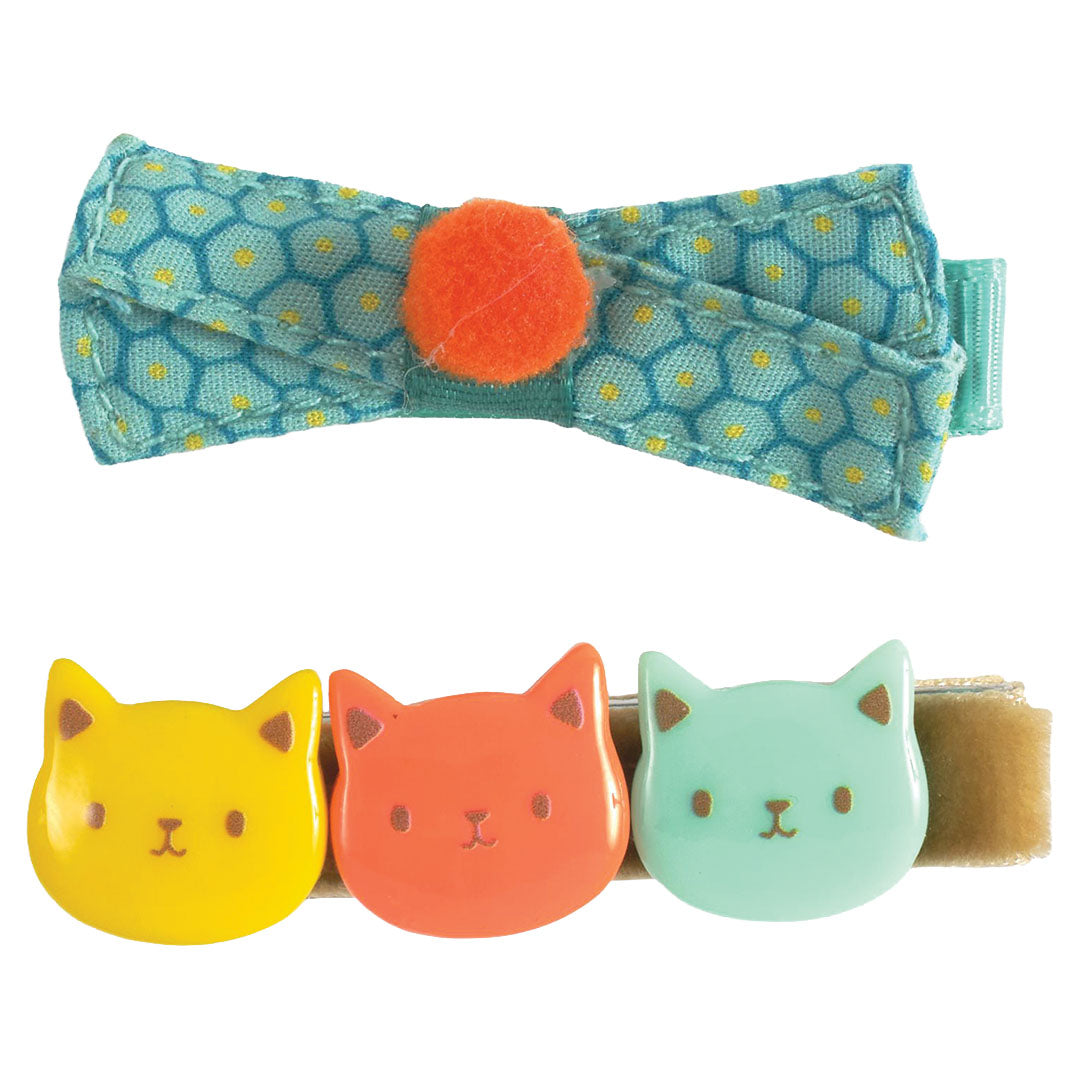 Djeco haarclipjes set met een blauwe stoffen strik en een clip met drie plastic kattenhoofdjes.