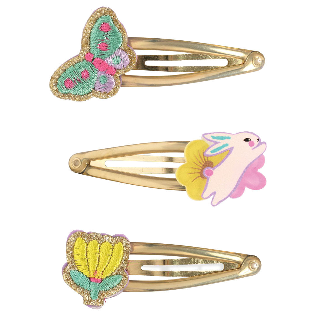 Drie Djeco haarspeldjes met een geborduurde vlinder, een konijn op een bloem en een geborduurde bloem.