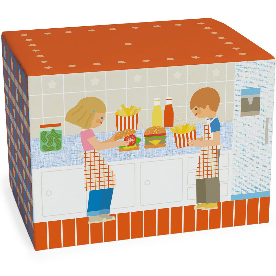 De Djeco verpakking van de speelgoed fastfood set, afgebeeld als een fastfoodkeuken met spelende kinderen.