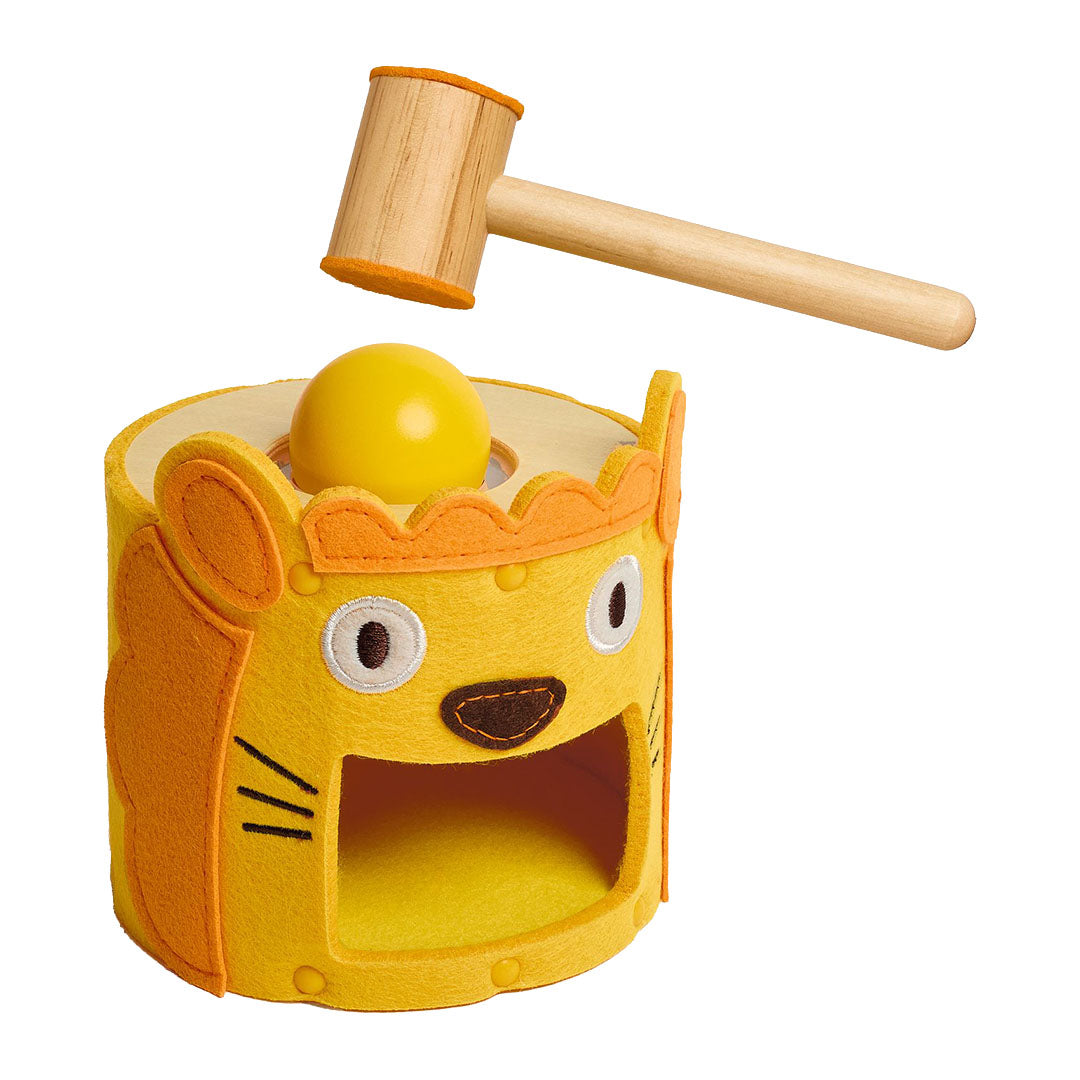 Djeco babyspeelgoed hamerspel in de vorm van een gele leeuw met een houten hamer en gele bal.