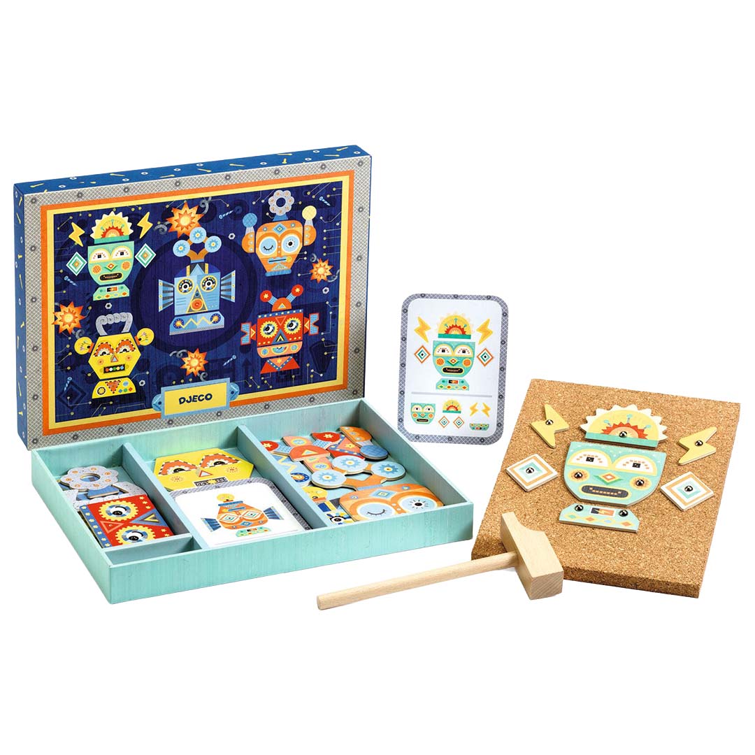 Djeco hamertje tik robots set met open doos, houten robotonderdelen, een kurkplaat en een houten hamer.