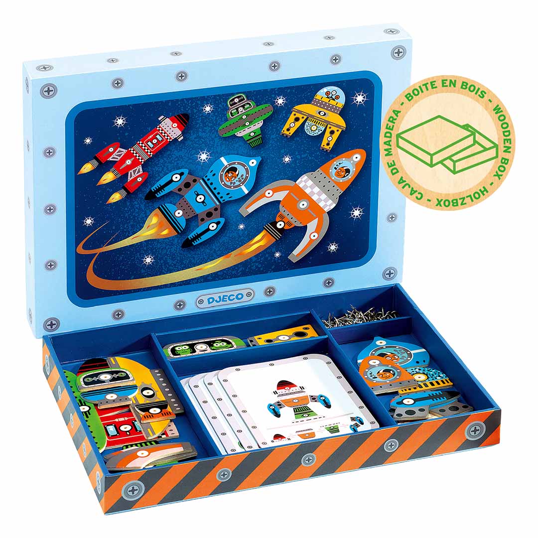 Djeco hamertje tik space set met open houten doos, diverse raketonderdelen, voorbeeldkaarten en een infographic label.