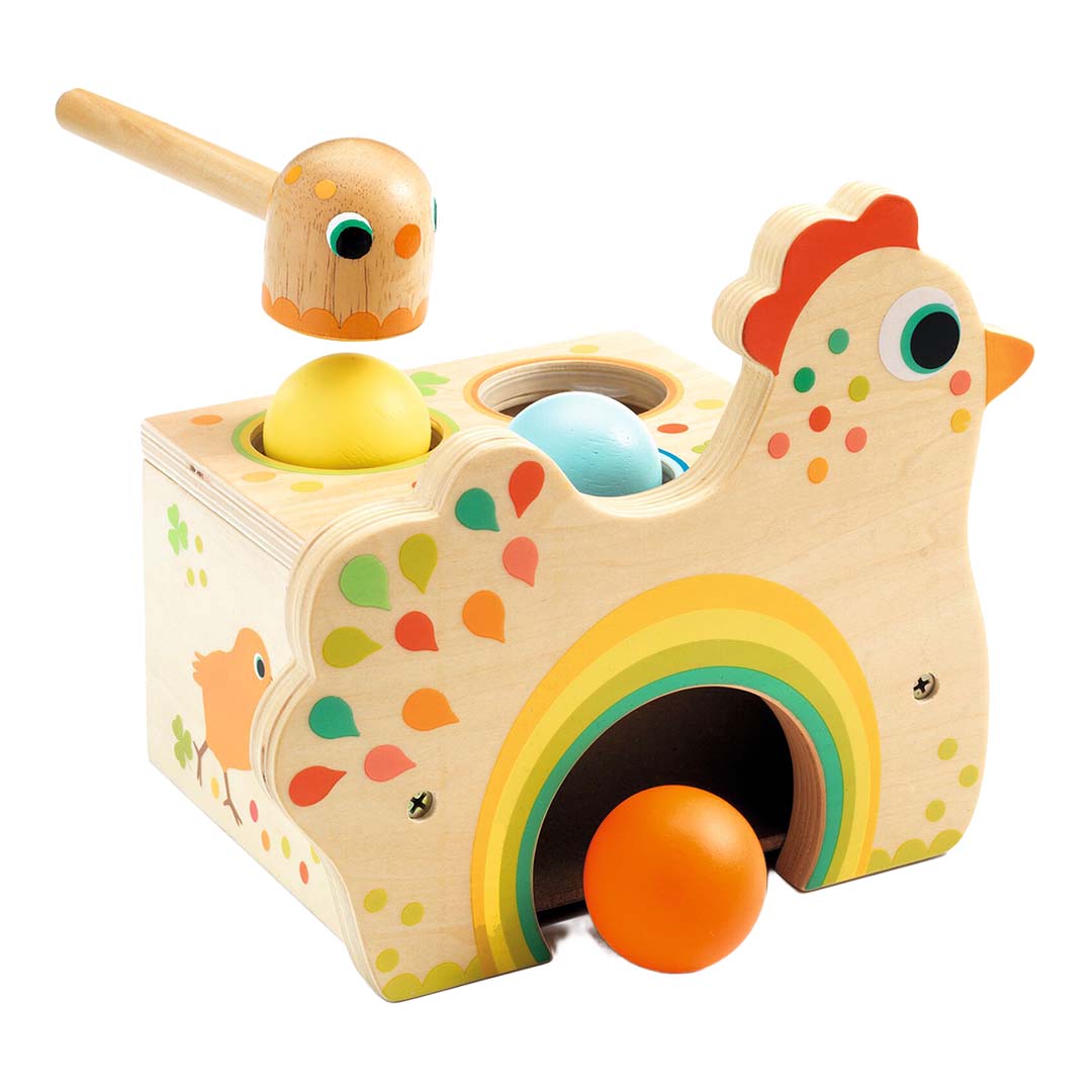 Djeco houten hamertje tik babyspeelgoed in de vorm van een kip met regenboogpatroon, inclusief hamer en gekleurde ballen.