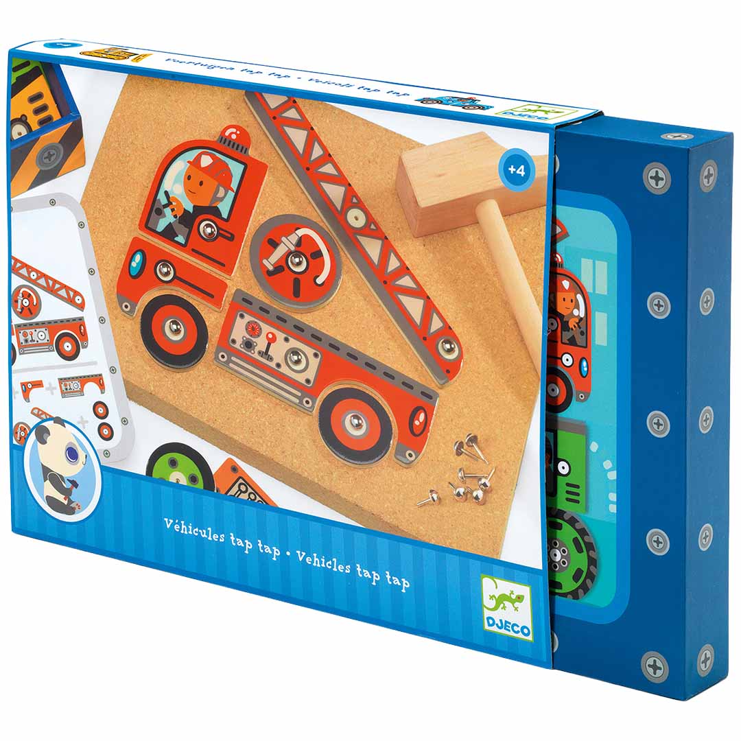 De verpakking van de Djeco hamertje tik bouwset voor voertuigen, een blauwe doos met een afbeelding van een rode kraanwagen op een kurkplaat.