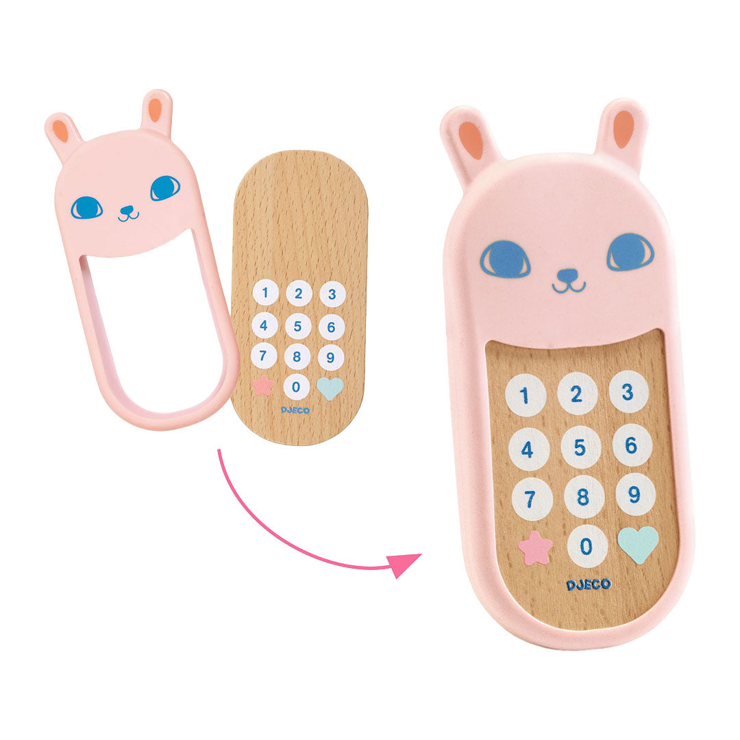 Djeco houten speelgoedtelefoon met een roze konijnenhoes die de cijfertoetsen eronder onthult.