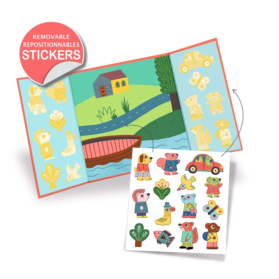 De Djeco herbruikbare stickers dieren set opengevouwen met een landschap als achtergrond en een vel met losse dierenstickers.