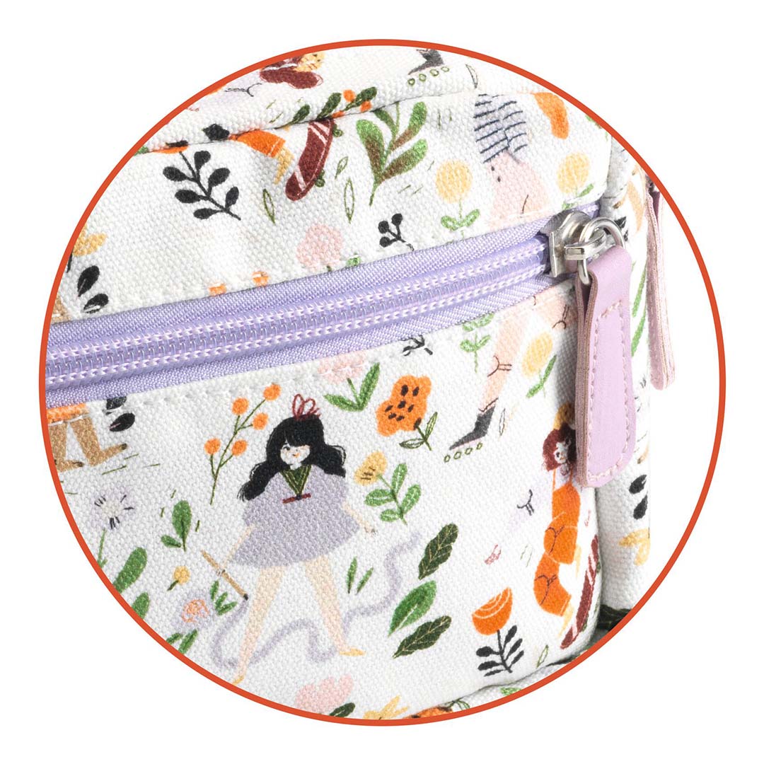 Detail van de Djeco heuptas met een paarse rits en een patroon van figuren en bloemen.